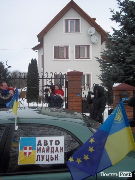 Автомайдан в районах Волині: «криваві» листівки на брамах особняків і сварка з жінкою нардепа. ФОТО. ВІДЕО