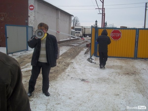 Автомайдан в районах Волині: «криваві» листівки на брамах особняків і сварка з жінкою нардепа. ФОТО. ВІДЕО