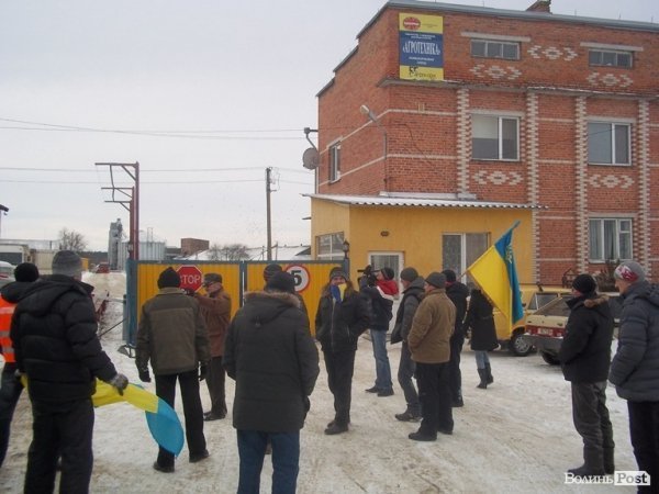 Автомайдан в районах Волині: «криваві» листівки на брамах особняків і сварка з жінкою нардепа. ФОТО. ВІДЕО