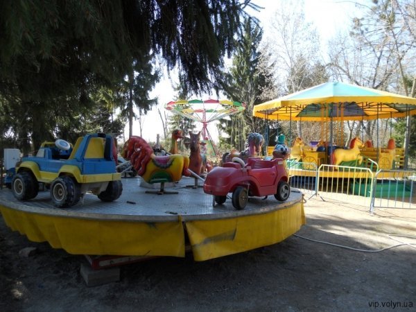 У Центральному парку Луцька поставили 6 нових атракціонів