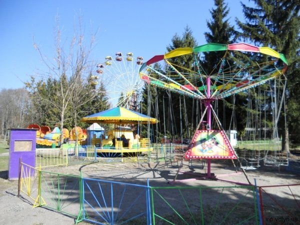 У Центральному парку Луцька поставили 6 нових атракціонів