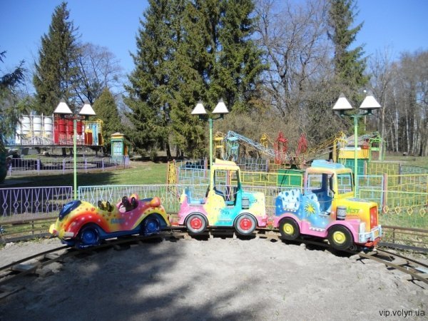 У Центральному парку Луцька поставили 6 нових атракціонів