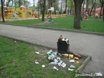 У Ковелі парк не прибирають близько тижня. ФОТО