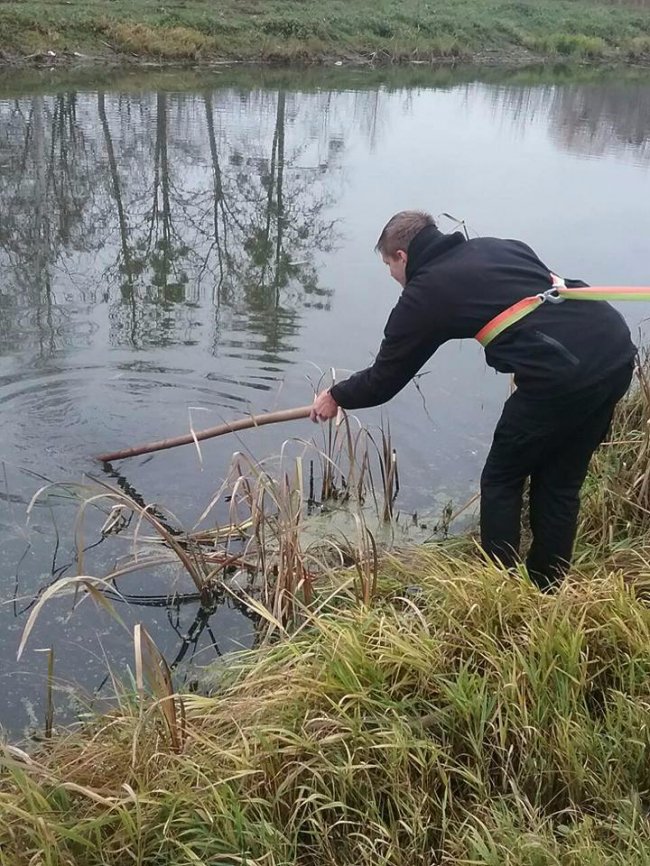 Муніципали показали, як виловлювали смітники з канави. ФОТО