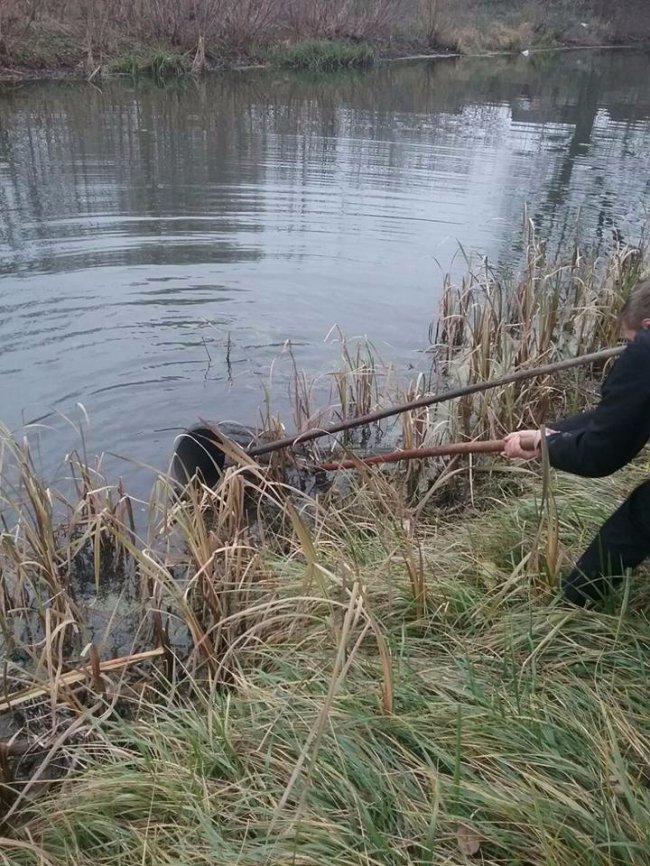 Муніципали показали, як виловлювали смітники з канави. ФОТО