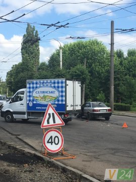 У Луцьку зіткнулись вантажівка та легковик. ФОТО