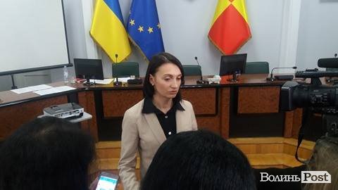 Юлія Вусенко дає коментарі ЗМІ