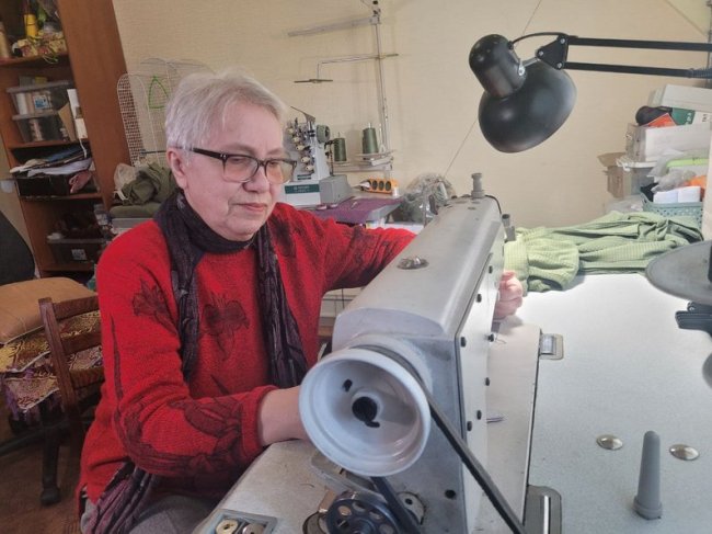 У Луцьку волонтери у квартирі шиють одяг для військових. ВІДЕО У Луцьку волонтери у квартирі шиють одяг для військових. ВІДЕО