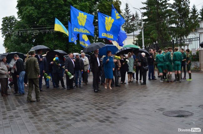 Прапори, пластуни і парасольки: як у Луцьку вшановували пам'ять розстріляних в'язнів. ФОТО