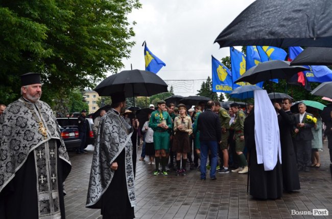 Прапори, пластуни і парасольки: як у Луцьку вшановували пам'ять розстріляних в'язнів. ФОТО