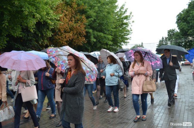 Прапори, пластуни і парасольки: як у Луцьку вшановували пам'ять розстріляних в'язнів. ФОТО