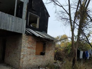 Діти жили у будинку-розвалюсі і не ходили до школи: моторошна історія однієї сім'ї
