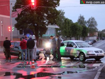 Зіткнулися два автомобілі: опублікували відео аварії у Нововолинську.