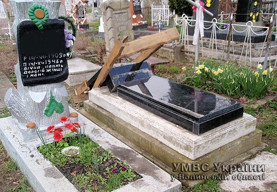 На Волині невідомі нищать пам'ятники на кладовищі. ФОТО