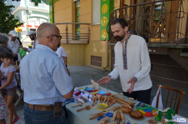 Від і до: що та за скільки продають народні умільці у центрі Луцька. ФОТО