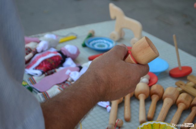 Від і до: що та за скільки продають народні умільці у центрі Луцька. ФОТО