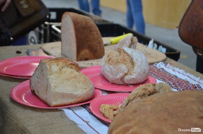 Від і до: що та за скільки продають народні умільці у центрі Луцька. ФОТО