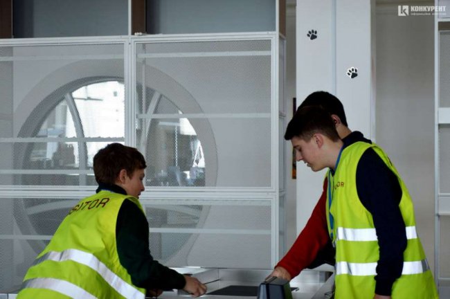 Луцьким школярам показали, як працює великий місцевий завод. ФОТО