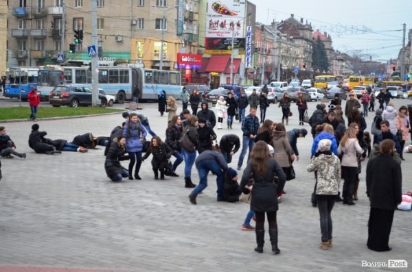 У центрі Луцька люди падали з ніг «від голоду». ФОТО 