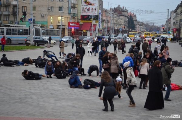 У центрі Луцька люди падали з ніг «від голоду». ФОТО 