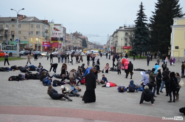 У центрі Луцька люди падали з ніг «від голоду». ФОТО 