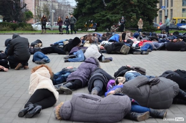 У центрі Луцька люди падали з ніг «від голоду». ФОТО 