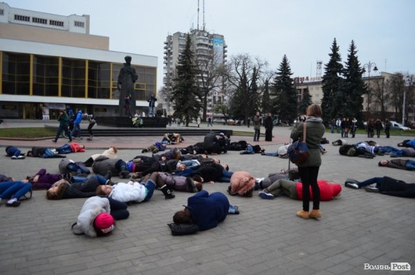 У центрі Луцька люди падали з ніг «від голоду». ФОТО 