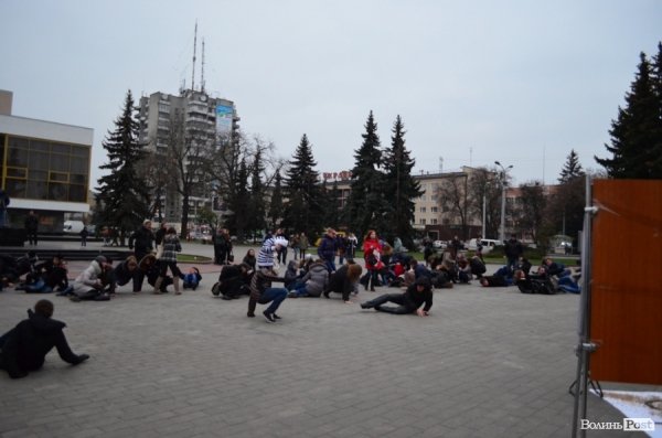У центрі Луцька люди падали з ніг «від голоду». ФОТО 