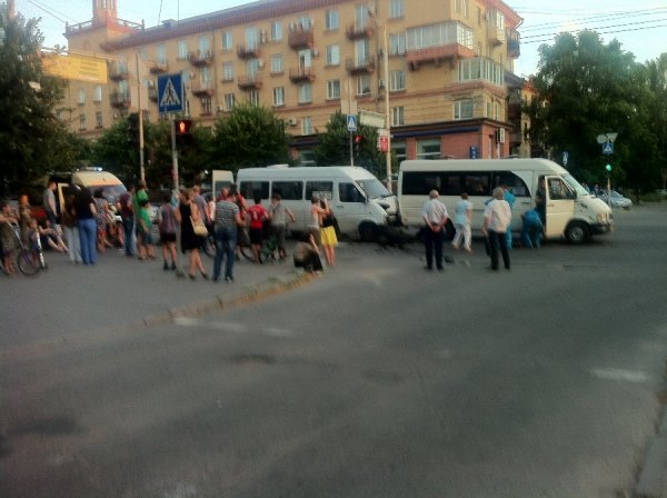 У Запоріжжі під час зіткнення двох маршруток постраждали 16 людей. ВІДЕО