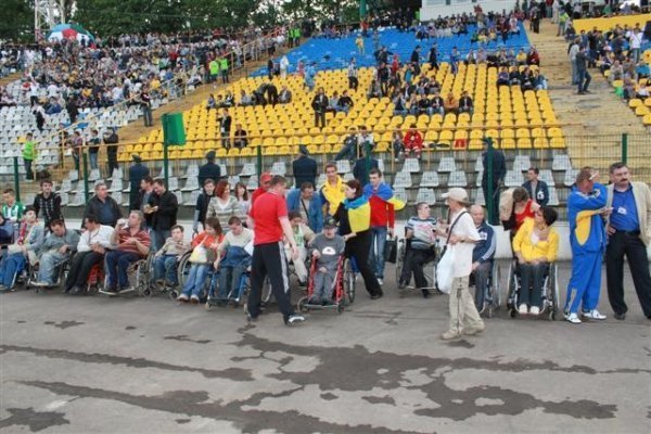 Неповносправні фанати ФК «Карпати» відпочиватимуть у Шацьку.ФОТО