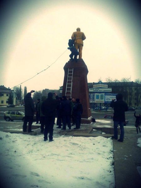 На Сумщині знесли пам'ятник Леніну. ФОТО. ВІДЕО
