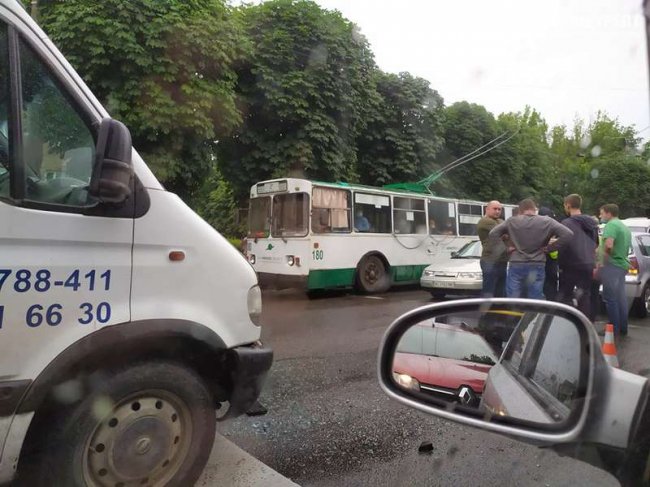 У Луцьку не поділили дорогу бус та легковик. ФОТО