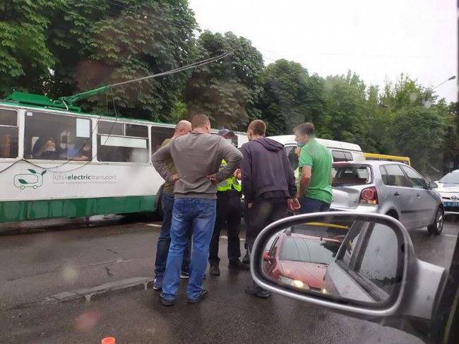 У Луцьку не поділили дорогу бус та легковик. ФОТО
