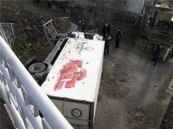 У Криму вантажівка з вагітною пасажиркою впала з мосту. ФОТО. ВІДЕО