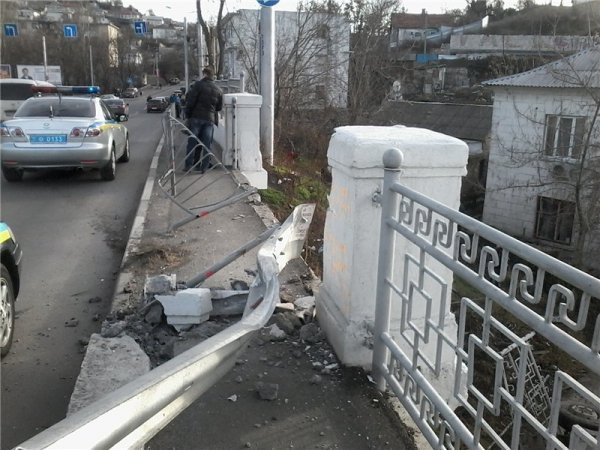 У Криму вантажівка з вагітною пасажиркою впала з мосту. ФОТО. ВІДЕО