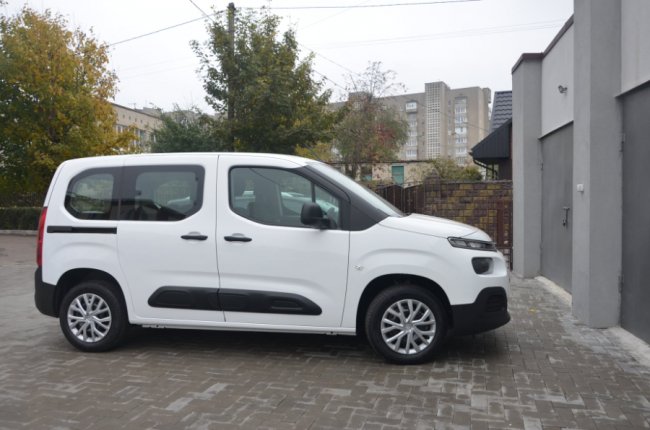 У Луцьку медзаклад отримав нові автомобілі. ФОТО