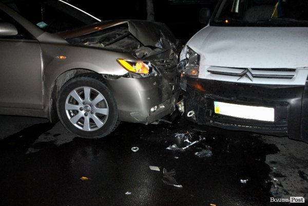 У Луцьку - нічна аварія. ФОТО