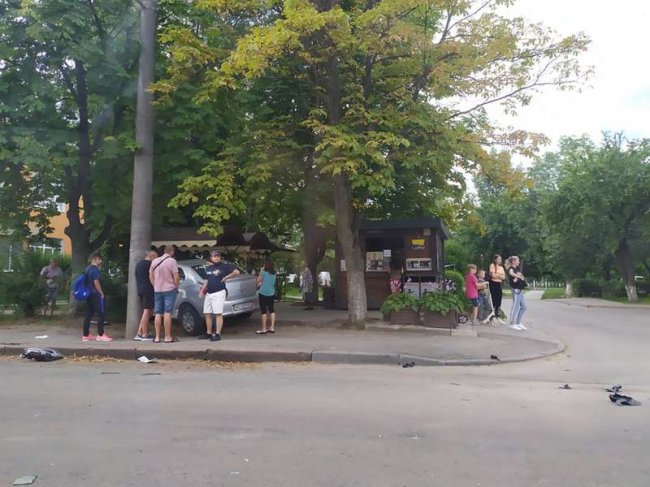 У Луцьку сталася аварія: автомобіль вилетів на тротуар. ФОТО