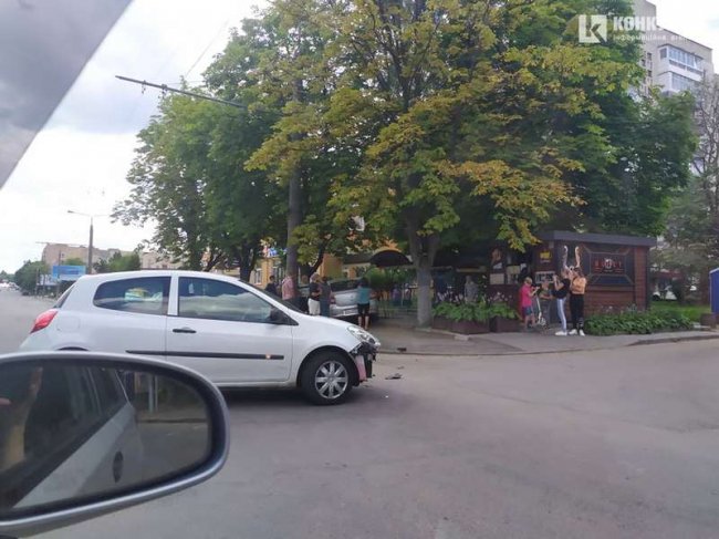 У Луцьку сталася аварія: автомобіль вилетів на тротуар. ФОТО