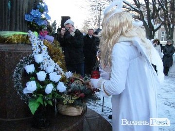 На морозі діти вітали лучан зі святом. ФОТО