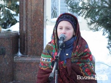 На морозі діти вітали лучан зі святом. ФОТО