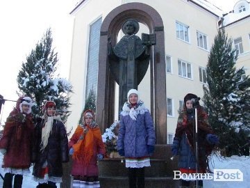 На морозі діти вітали лучан зі святом. ФОТО