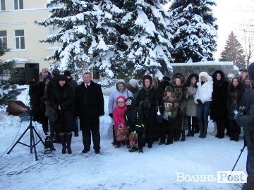 На морозі діти вітали лучан зі святом. ФОТО