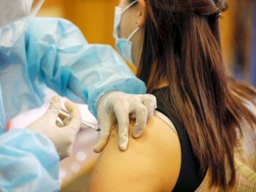 У Луцьку від Covid-19 вакцинували приблизно 30% працівників шкіл