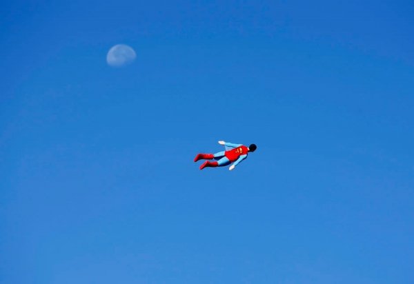 Радіоконтрольований літак-супермен на тлі місяця під час випробування винахідником у Каліфорнії, 27 червня 2013. MIKE BLAKE, США