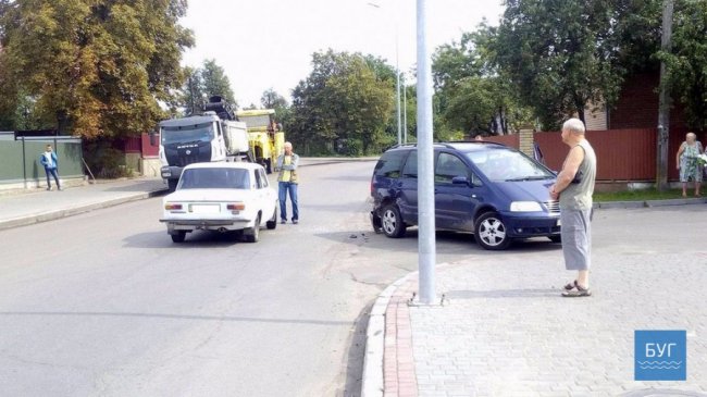 На Волині «жигуль» «врізався» в авто з дитиною