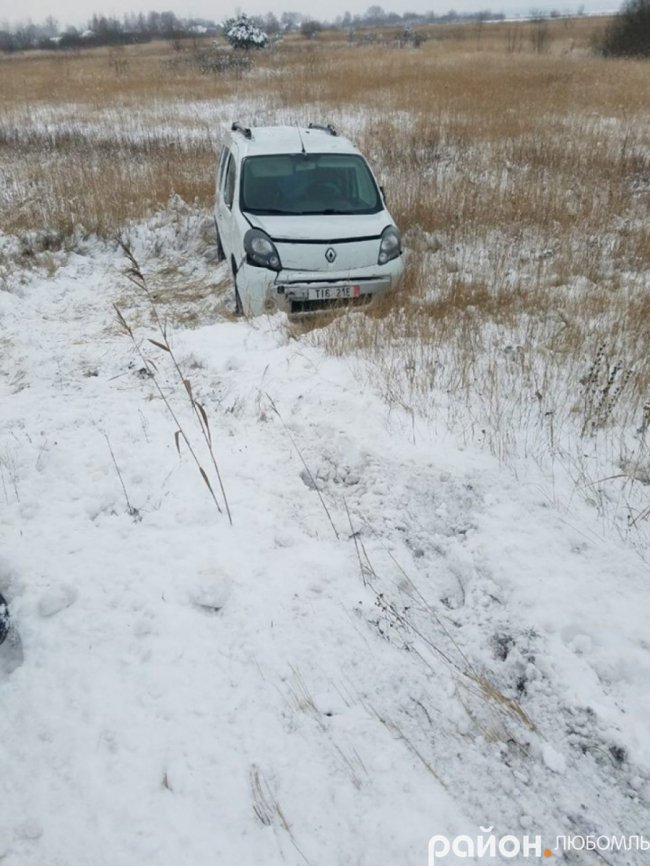 Аварія на Волині: Renault  занесло в кювет