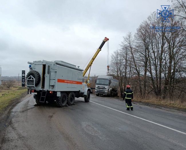Волинські рятувальники відбуксирували вантажівку, яка з’їхала на узбіччя дороги