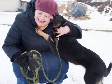 Цуценятам з луцького притулку подарували теплі кофтинки. ФОТО