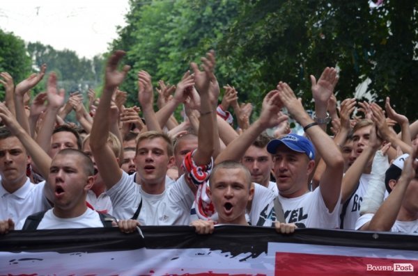 Фанати «Волині» «задимили» центр Луцька. ФОТО